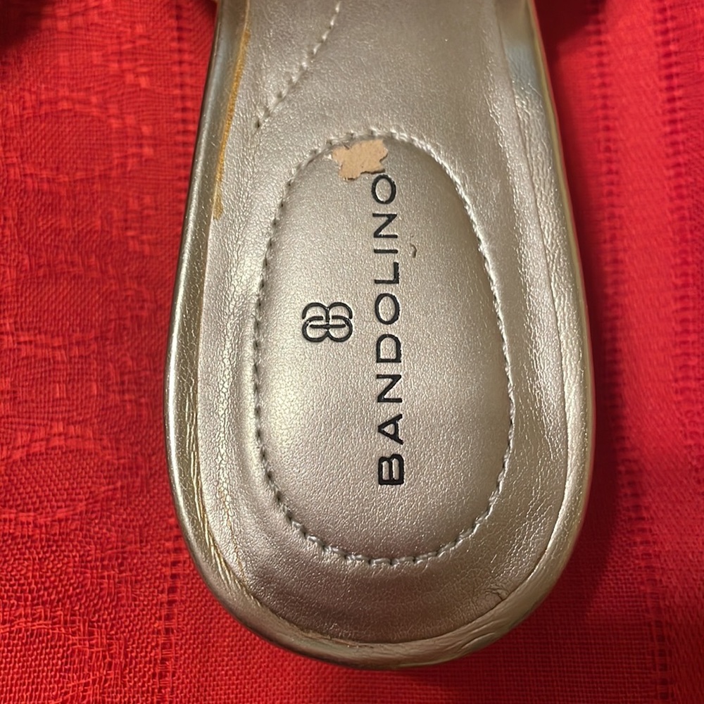 Bandolino cute Gold slip on sandals with dainty heels. (Mlb) - Picture 8 of 10